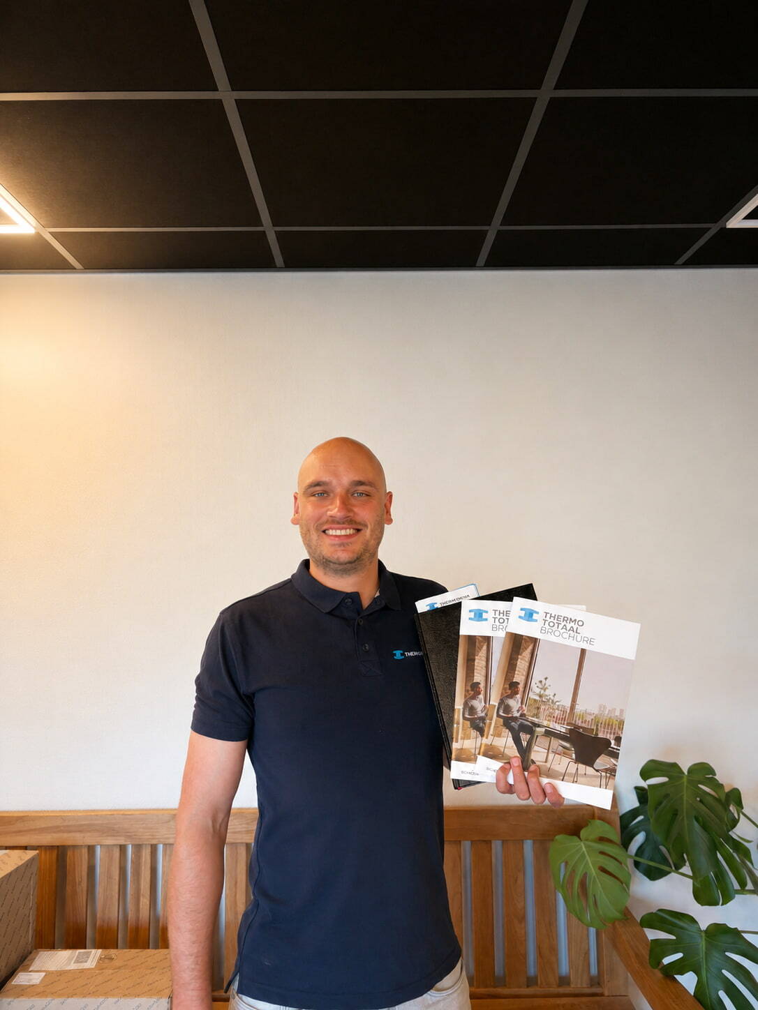 verkoop-adviseur-met-brochures-1-1-1